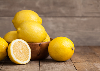 Group,Of,Fresh,Lemon,On,An,Old,Vintage,Wooden,Table