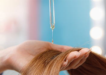 Close-up,Drop,Of,Oil,Restore,And,Recovery,Hair,Is,Applied Oiling Regularly