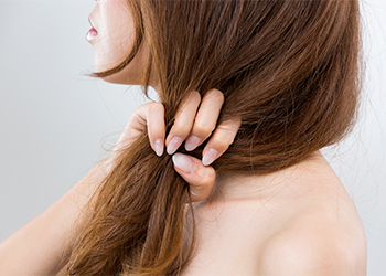The,Woman,Is,Grabbing,Her,Damaged,Hair. No Moisture